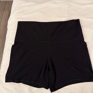 Athleta salutation stash 5in Women's High-Waisted Black Shorts spandex workout